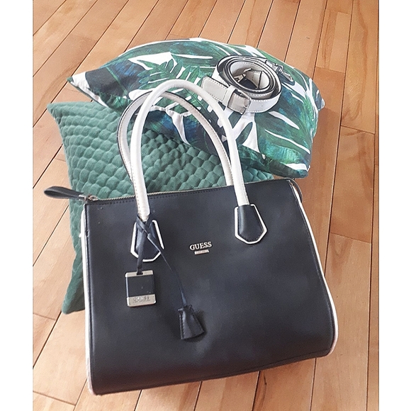✨GUESS purse✨ - Picture 1 of 6